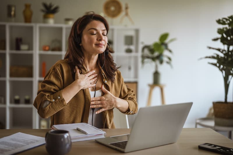 How Hypnosis Helps Working Moms Break the Overwhelm Cycle How Hypnosis Helps Working Moms Break the Overwhelm Cycle